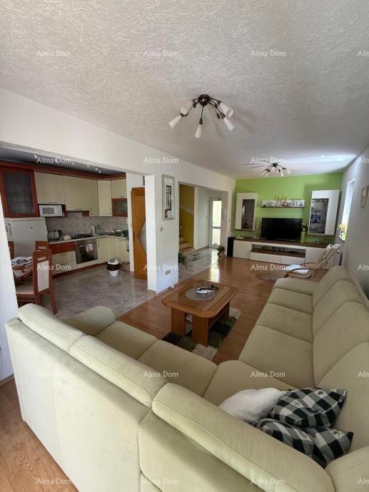 In vendita una casa bifamiliare a Poreč, a 2 km dal mare. 16