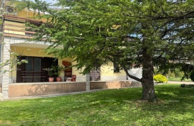 BUZET, PROSTRANA SAMOSTOJEČA HIŠA Z VELIKO OKUŽNICO IN POGLEDOM NA MORJE