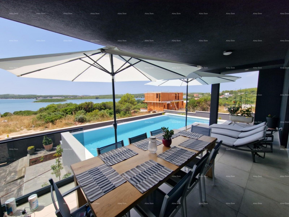 Prodaja luksuzne vile v Medulinu – 100 m od morja 2