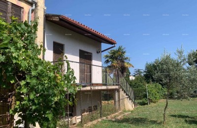 Продается отдельно стоящий дом под ремонт в центре Ровиня