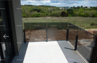 Prodaje se  prostrani 5-sobni stan površine 150 m², Poreč
