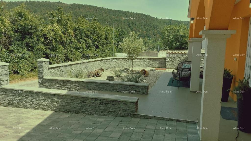 Дом с прекрасным видом на горы, террасой, садом, барбекю и частной парковкой. 23