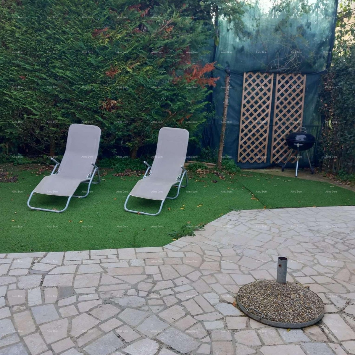 Prodaje se kuća sa 3 apartmana i dvorištem, blizu Pule. Pješčana uvala. 1