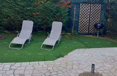 Pješčana Uvala, 200 metrov od plaže in morja, simpatična hišica s tremi apartmaji.