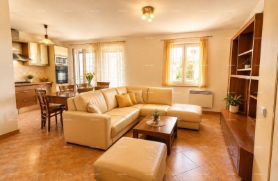 Stan v Rovinju – 76 m², 2 garaži