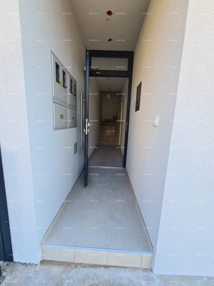 In italiano, il titolo si traduce in: 4