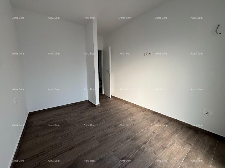 Luksuzni dvoetažni stan s pogledom na more i prostranom terasom u Zambratiji 18