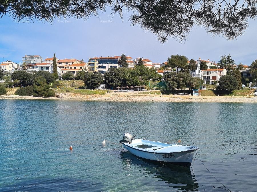 Prvi red do mora i plaže – kuća s bazenom i velikom okućnicom, Pješčana Uvala! 1