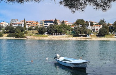 Front row to the sea and beach – house with a pool and large garden, Pješčana Uvala!