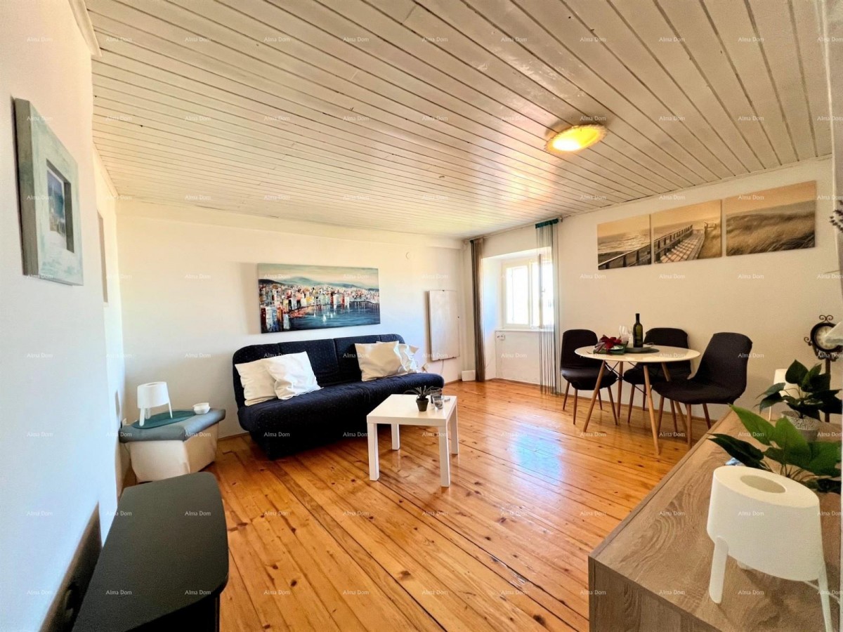 Prodaje se stan u centru Pule sa pogledom na katedralu i more. 2