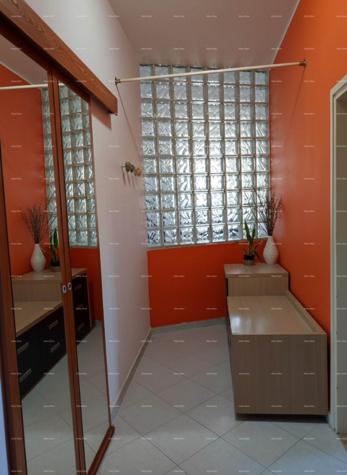 Prostran trosobni stan površine 81 m², neposredna blizina suda, Pula  Veruda 15