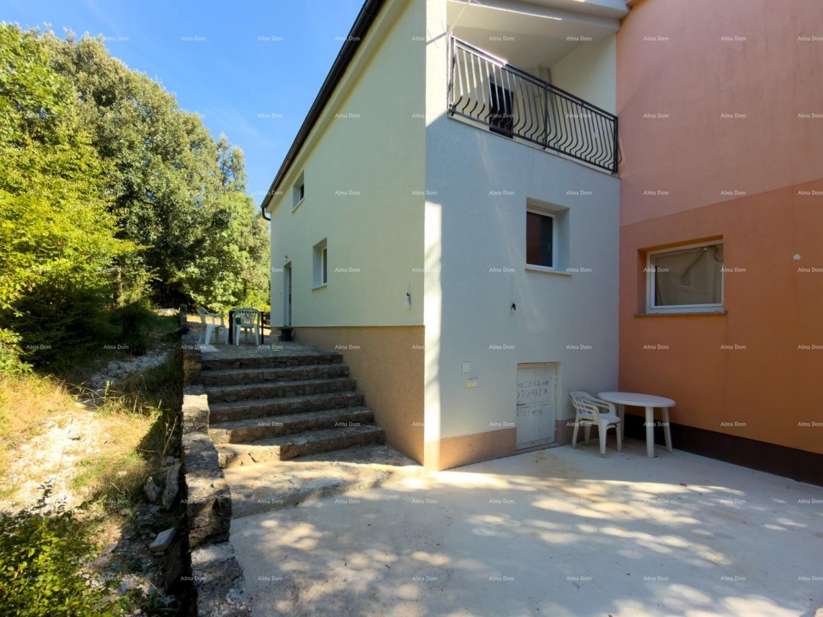 Vendiamo una piccola casa, l'ultima della fila. 1