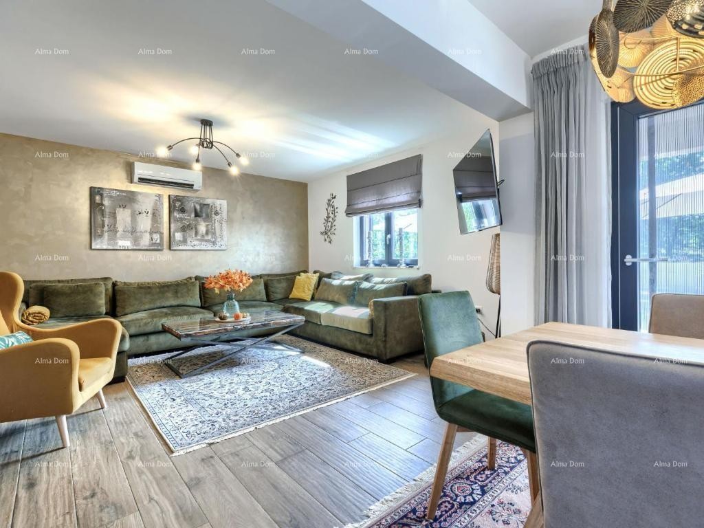 For sale: Luxury villa with a pool in a green oasis near Labin. 5