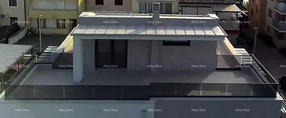 Luksuzni dvoetažni stan s pogledom na more i prostranom terasom u Zambratiji 17