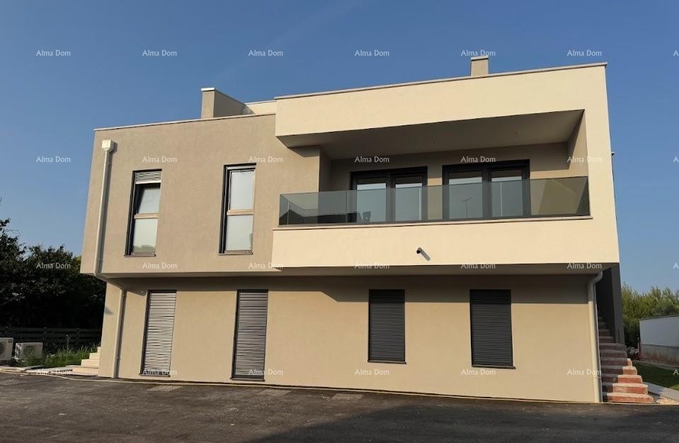 Luksuzni dvoetažni stan s pogledom na more i prostranom terasom u Zambratiji 19