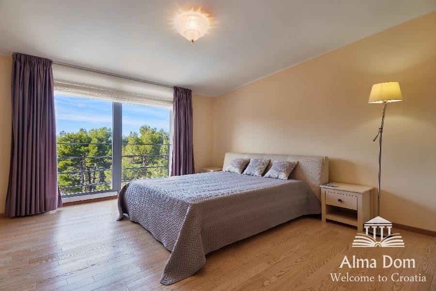 Первая линия - Элитная вилла с бассейном и гаражом в уникальном месте! 5