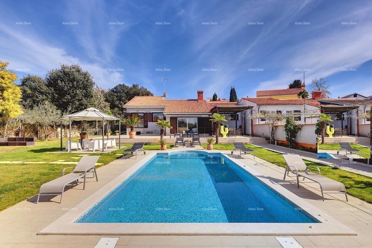 Prvi red do mora i plaže – kuća s bazenom i velikom okućnicom, Pješčana Uvala! 25