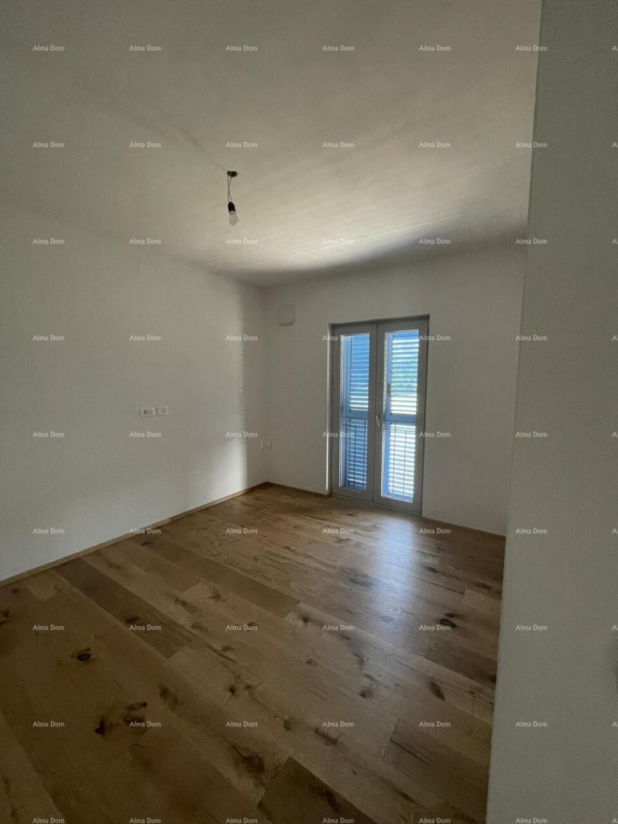 House in a row with a yard 8