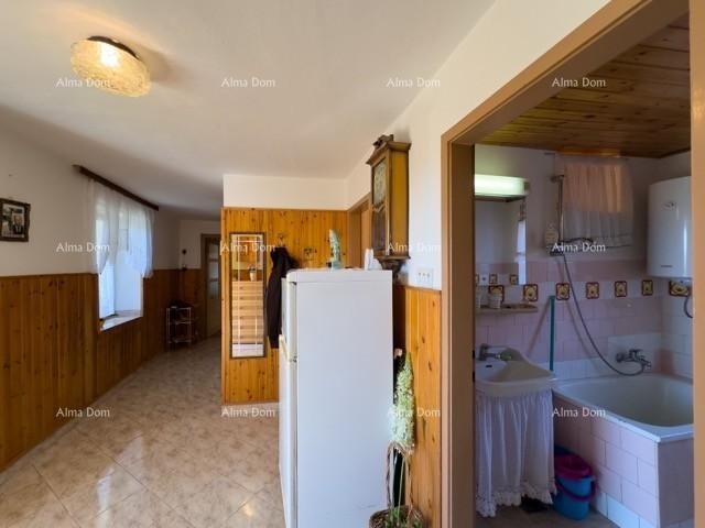 Мы продаем большой отдельно стоящий дом с просторным двором! 11