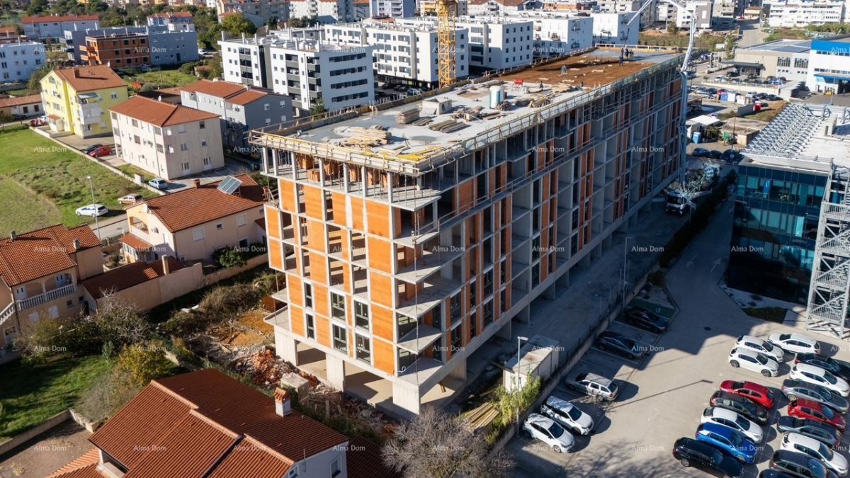 Pula. Nuovo edificio residenziale. Vendita di un appartamento con posto auto e cantina. Vicinanza al nuovo ospedale. S37 1