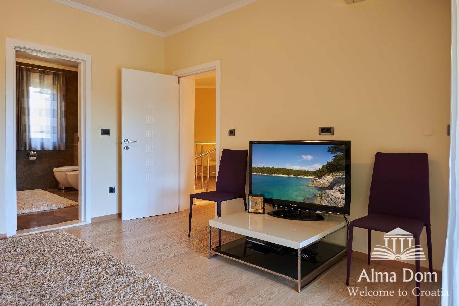 Первая линия - Элитная вилла с бассейном и гаражом в уникальном месте! 7