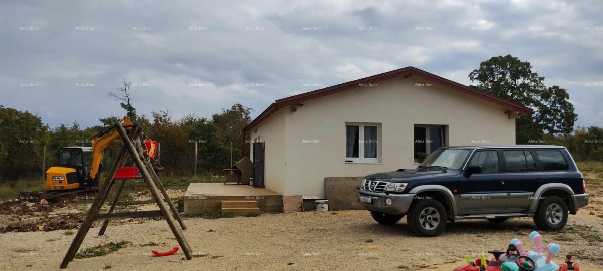 Vendita di un ampio terreno edificabile con una casa e un progetto per la costruzione di un'ulteriore villa, Svetvinčenat 1