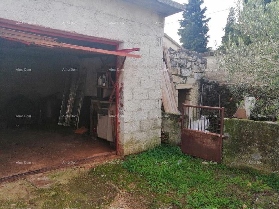 Građevinski teren sa 3 manja legalizirana objekta. Vareški. 9