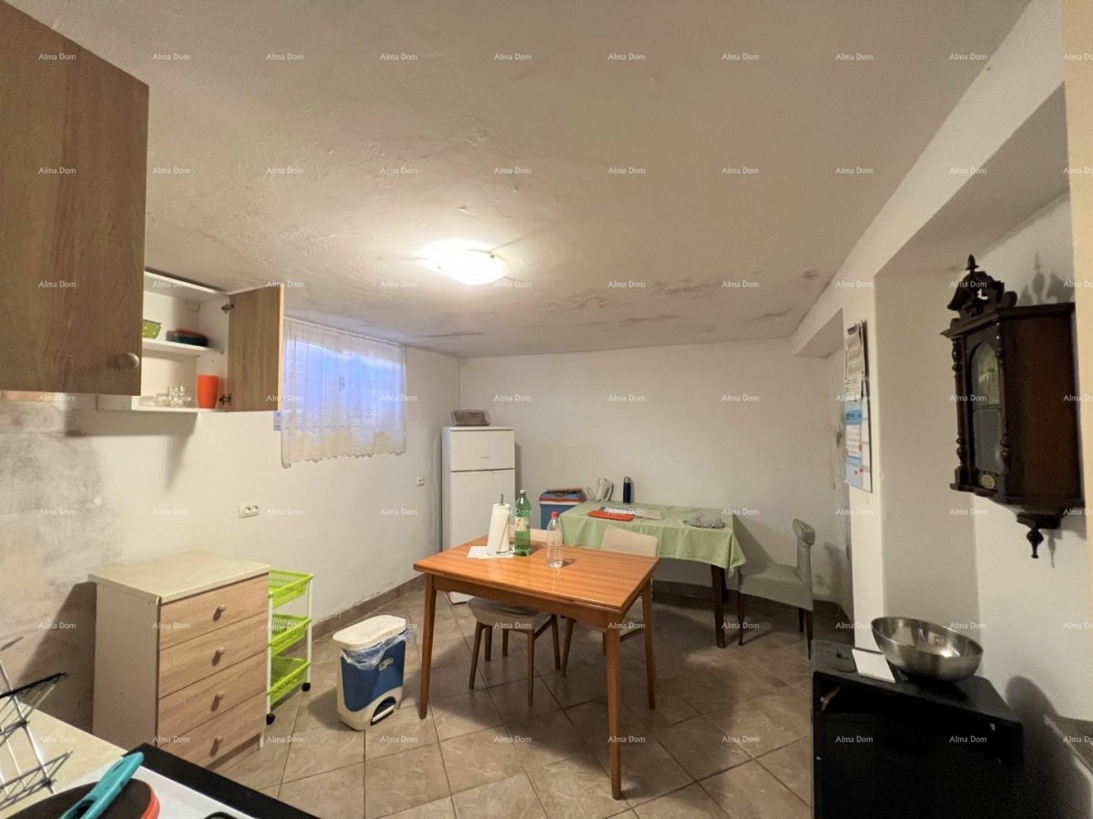 Vendiamo una casa ad uso commerciale e residenziale nel centro di Medulina. 14