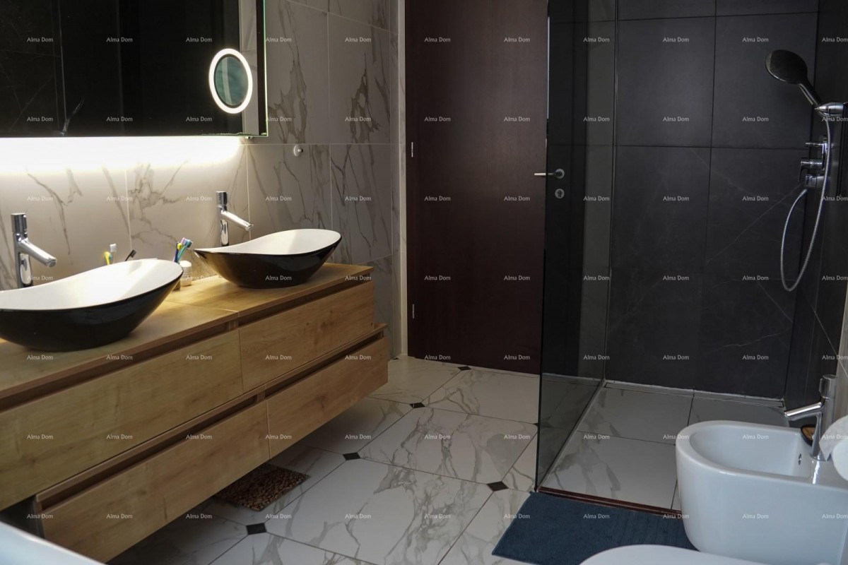 Rovinj. Stanovanje v prvem nadstropju hiše 9