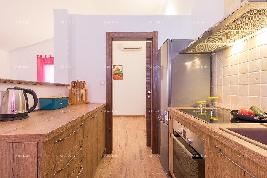 Valdebek. Detached house with a pool and jacuzzi! Close to the center of the city of Pula. 18