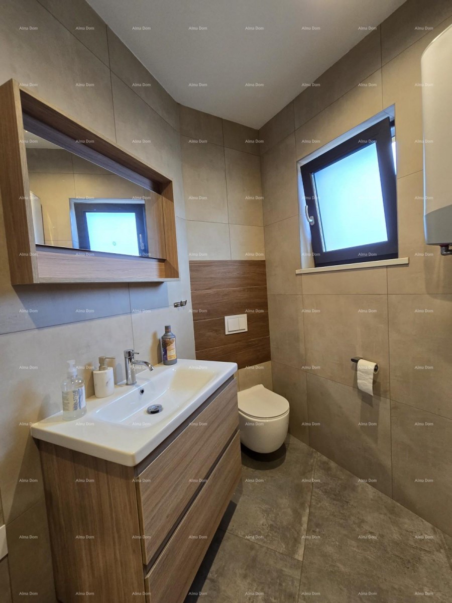 Spazioso appartamento con 6 camere a Pola, vicino al centro e al mare, con moderni comfort e sicurezza. 4