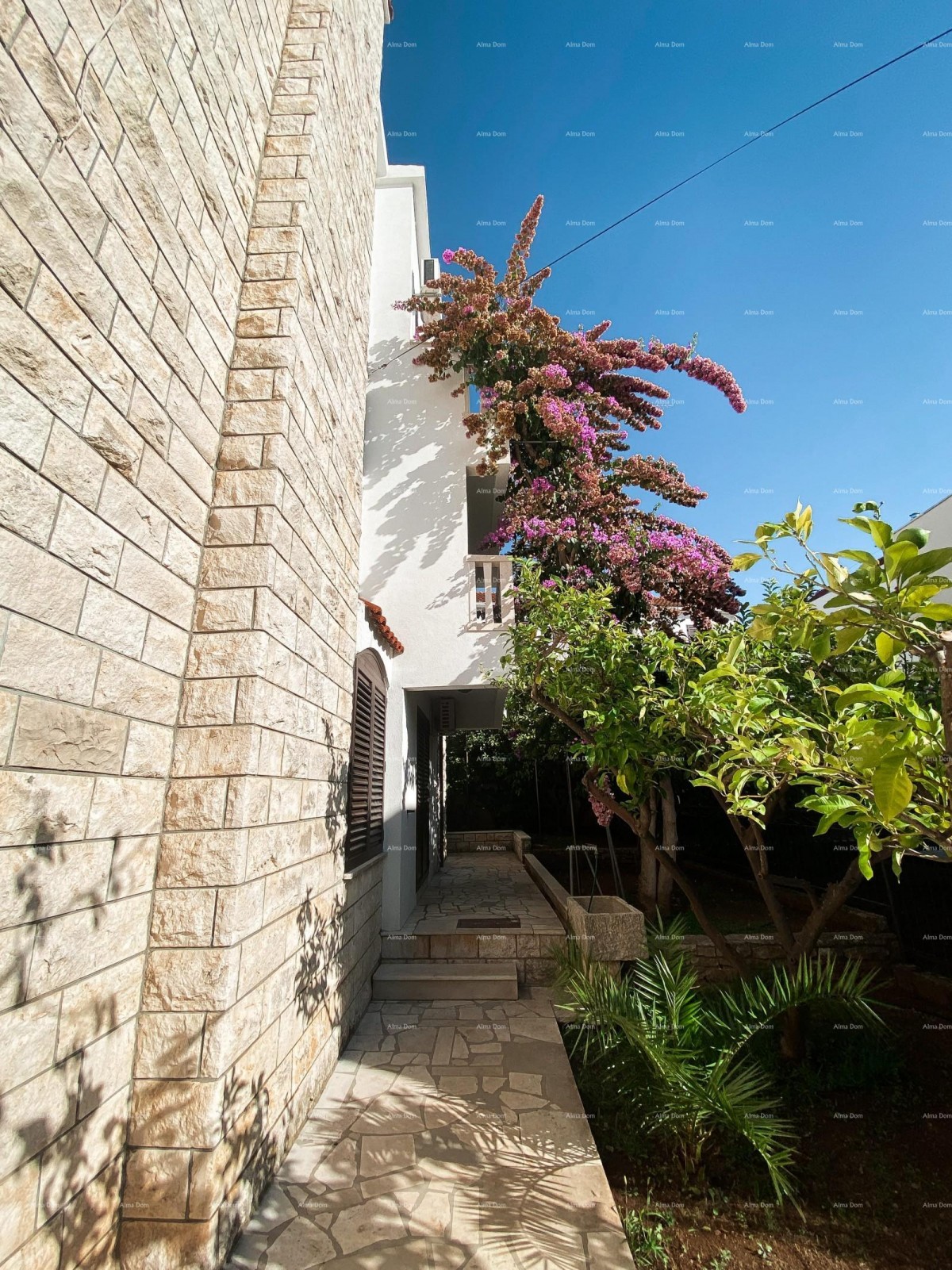 Beautiful villa with 6 apartments for sale in one of the best locations in Supetar, island of Brač! 5