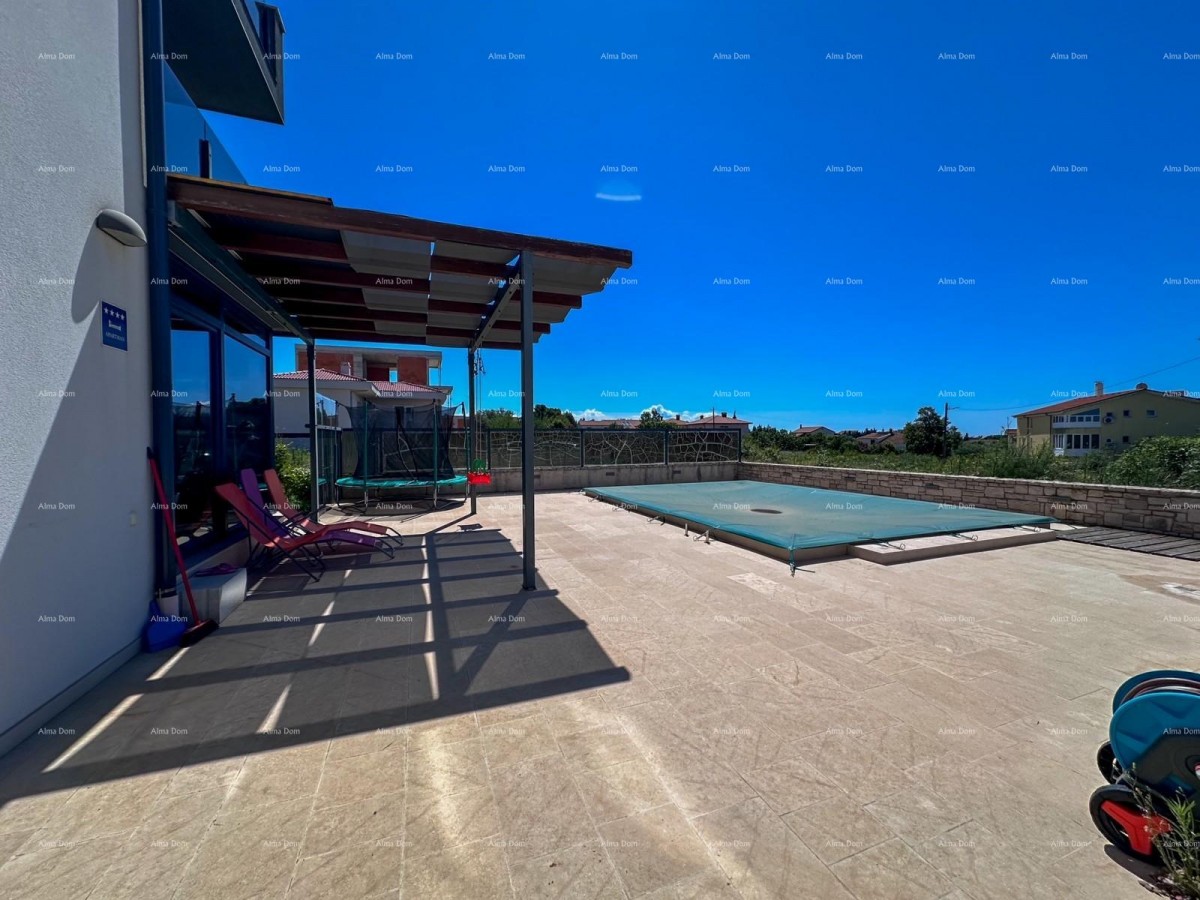 Vendiamo un appartamento al piano terra con piscina privata. Medolino 14
