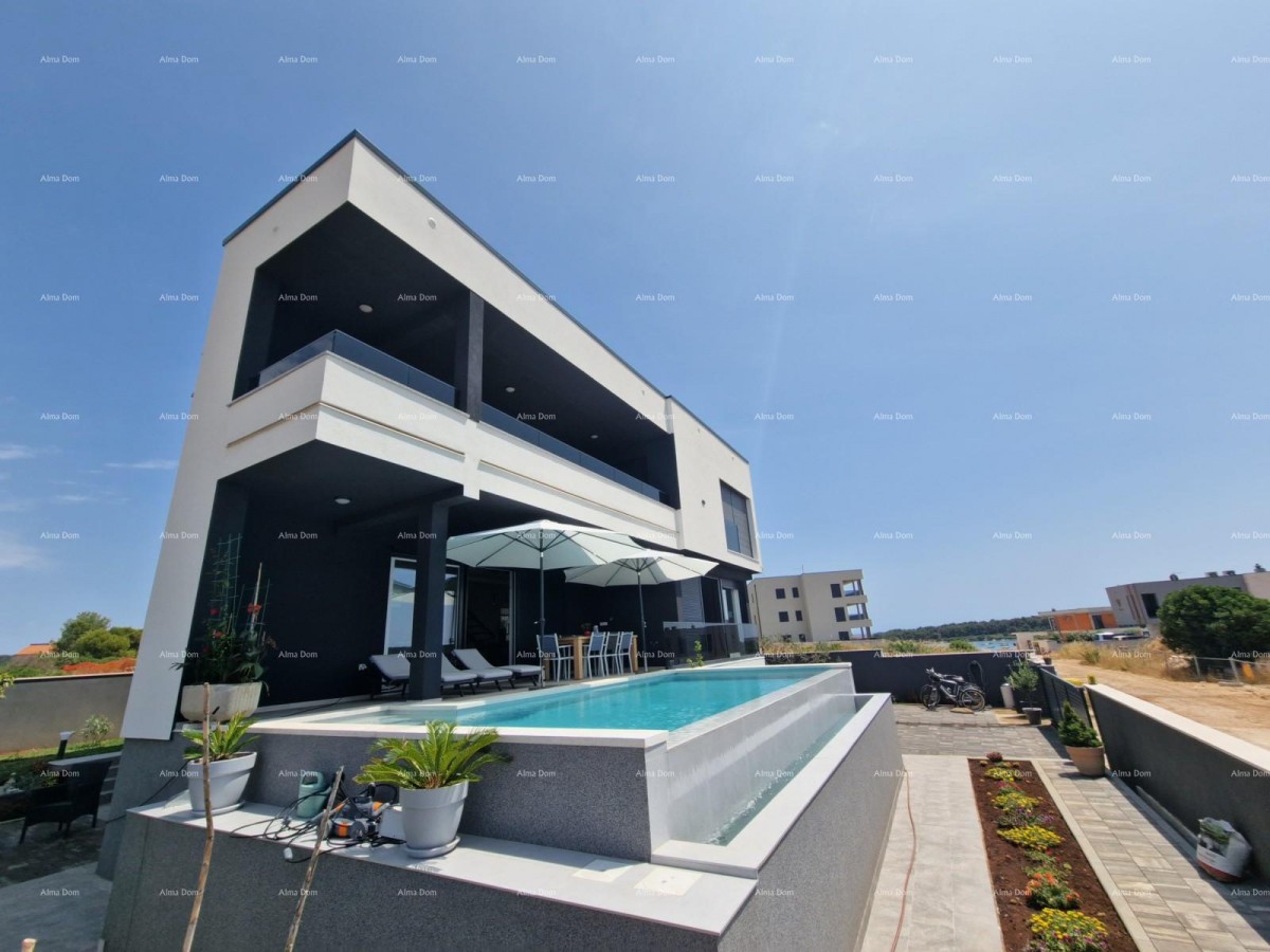 Prodaja luksuzne vile v Medulinu – 100 m od morja 1