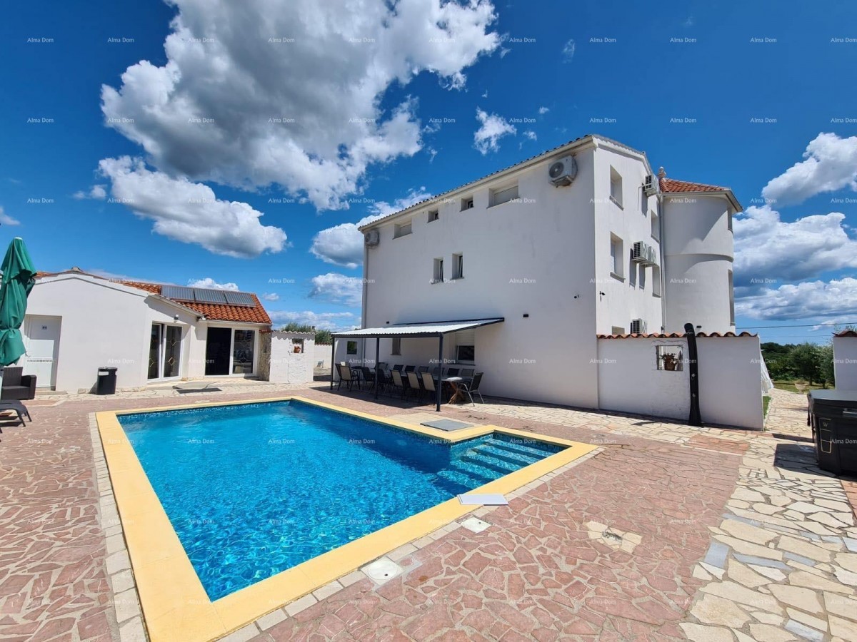 Na prodaju kuća s bazenom – Valtura 1