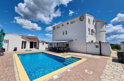 Na prodaju hiša s bazenom – Valtura