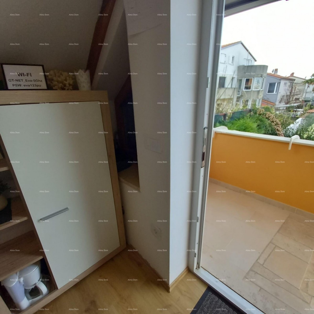 Prodaje se kuća sa 3 apartmana i dvorištem, blizu Pule. Pješčana uvala. 22