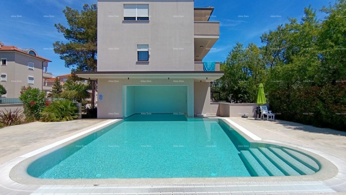 Appartamento con terrazza, posto auto e piscina comune – Premantura 1