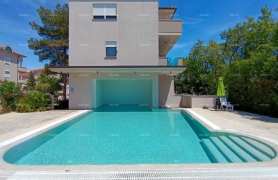 Appartamento con terrazza, posto auto e piscina comune – Premantura