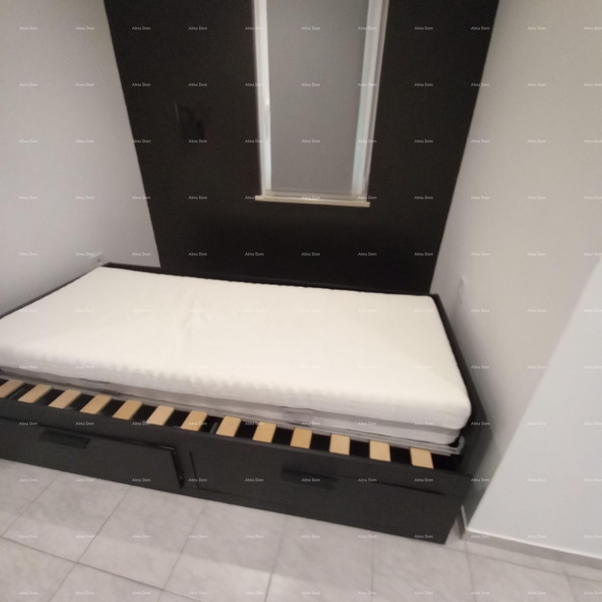 Prodaje se kuća sa 3 apartmana i dvorištem, blizu Pule. Pješčana uvala. 18