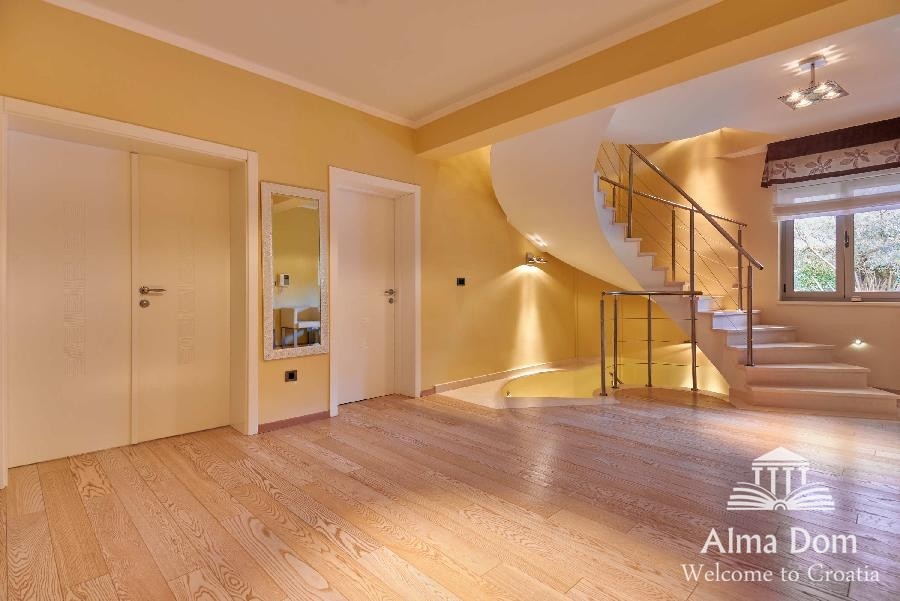 Первая линия - Элитная вилла с бассейном и гаражом в уникальном месте! 19