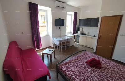 Pula, centro storico – 90,30 m² | 4 appartamenti studio arredati | Vista sulle Porte d'Oro | Attività turistica avviata
