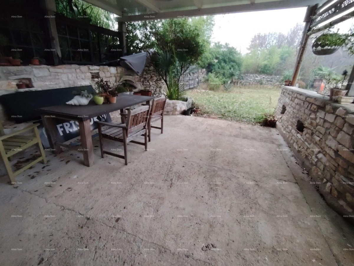 Prodaje se  kuća 95m2 na velikoj parceli od 2119 m2,  udaljena od mora 1800m, Umag 13