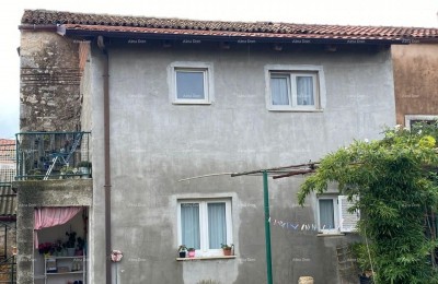 Prodaja dvojčka z gospodarskim poslopjem (manjša hiša) in zemljiščem, Pula!