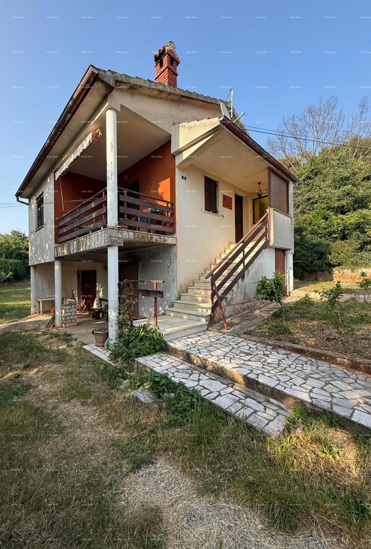 Šarmantna družinska hiša z veliko parcelo in dodatnim gradbenim zemljiščem v bližini Barbana 2