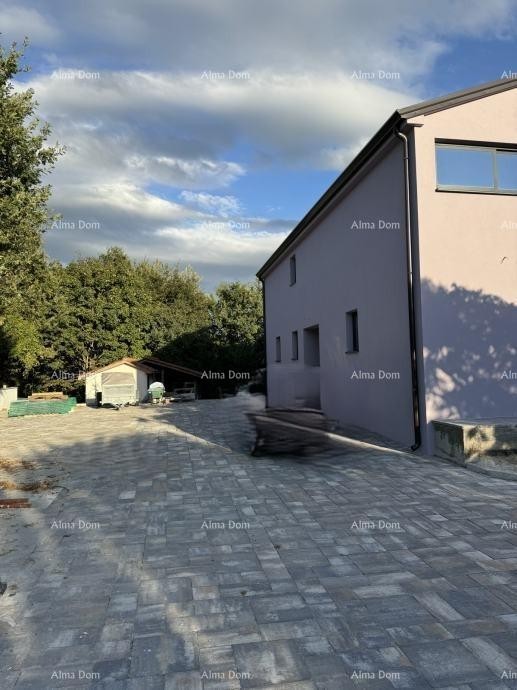 La bellissima proprietà in vendita è circondata da foreste e vigneti, con vista su Gračišće e Učka! 3