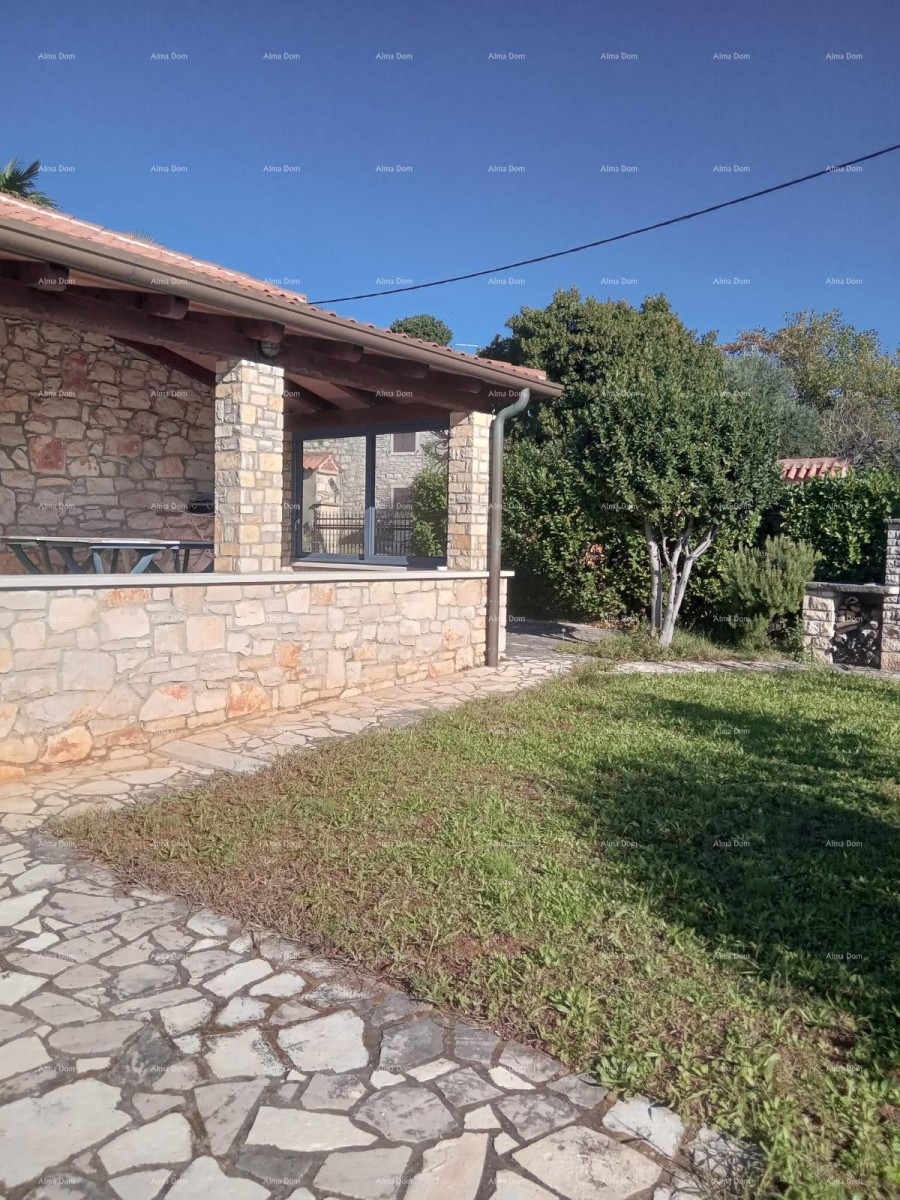 Proximity to the city of Umag. Duplex house for sale, 123.65 m² right on the seafront, 10 meters from the sea. 1