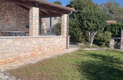 Близость города Умага. Продается дуплексный дом площадью 123,65 м² на самом берегу моря, в 10 метрах от моря.