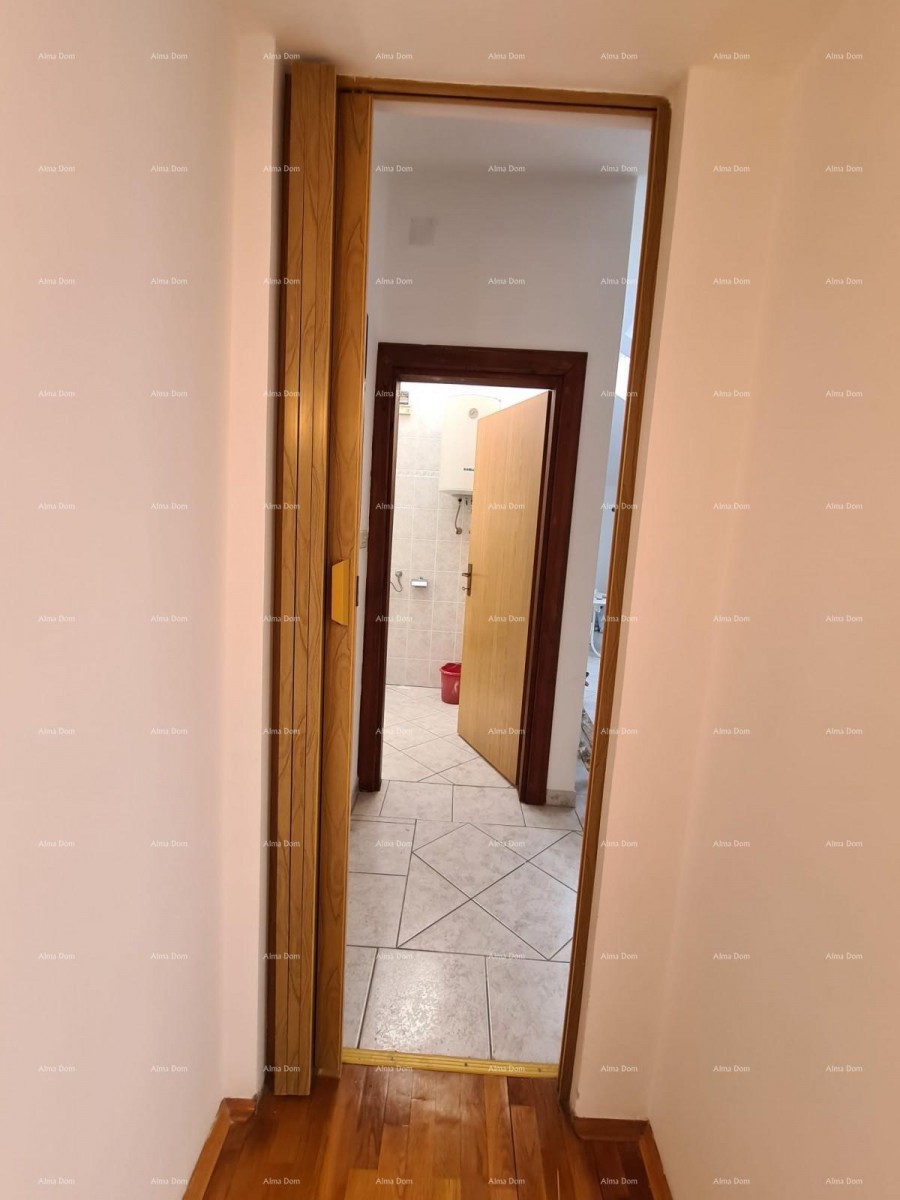 Odlična priložnost! Prodaja stanovanja na vrhunski lokaciji, Medulin! Pet minut lahke hoje do morja in plaž. Neposredna bližina kampa. 15