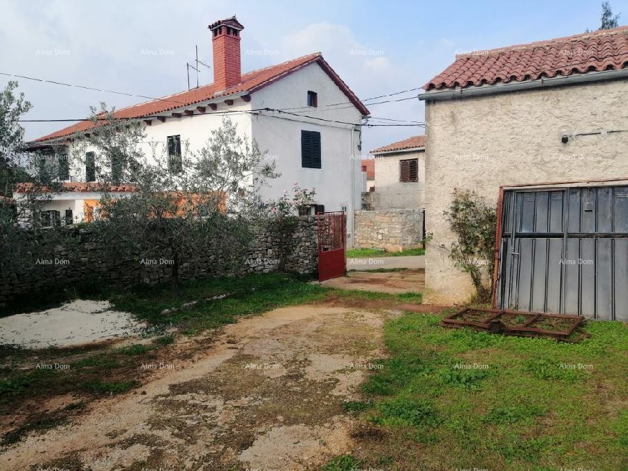 Građevinski teren sa 3 manja legalizirana objekta. Vareški. 8